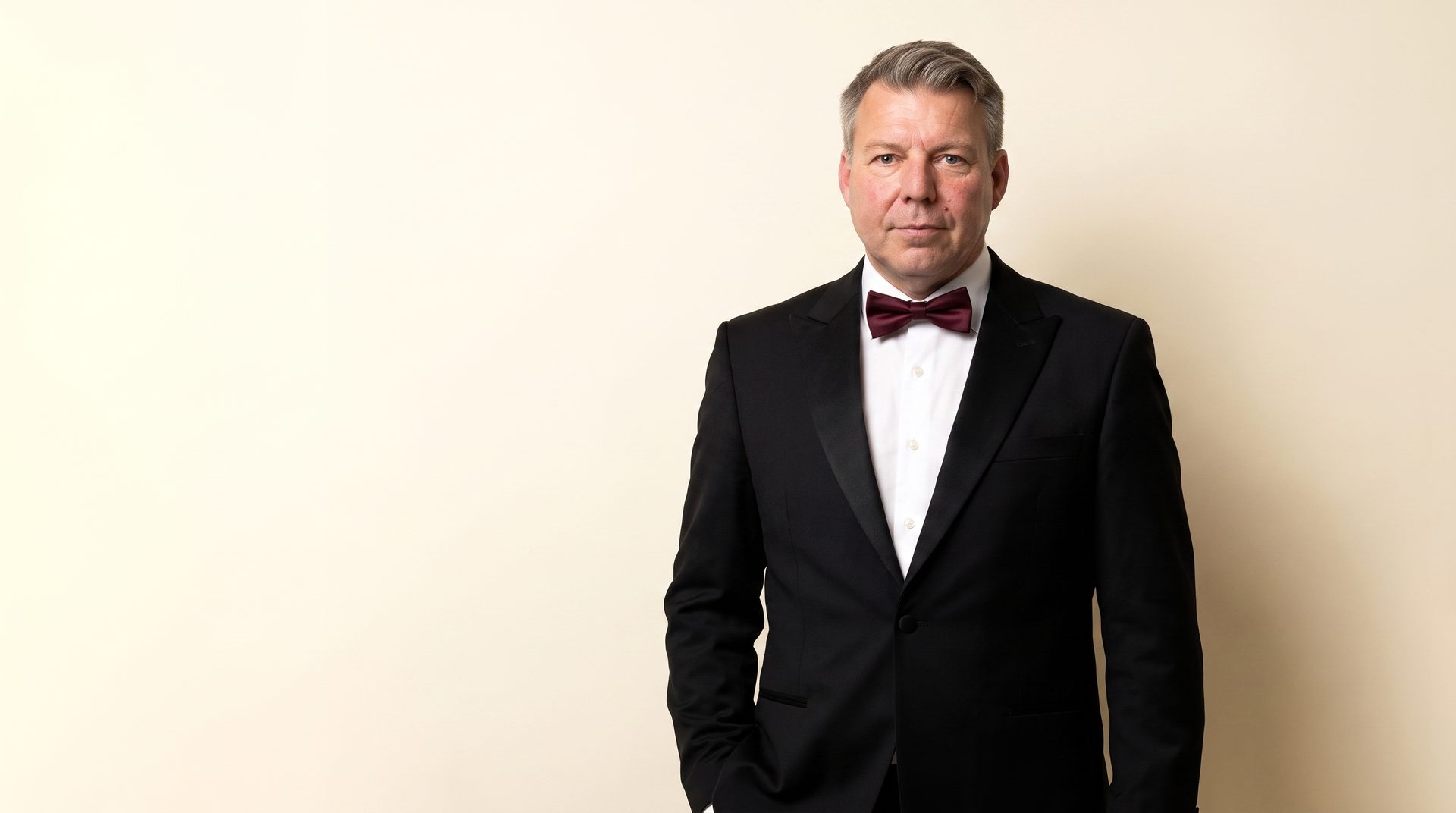 René Winkler, ruhig und klar positioniert, Sinnbild für Sichtbarkeit durch Erkennbarkeit statt Lautstärke.